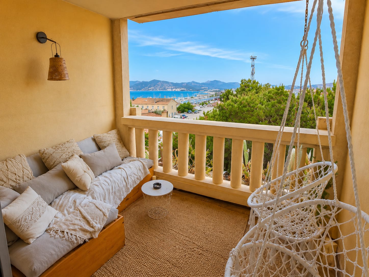 Terrasse de Secret d'Orient et vue sur la baie de Cannes au crépuscule