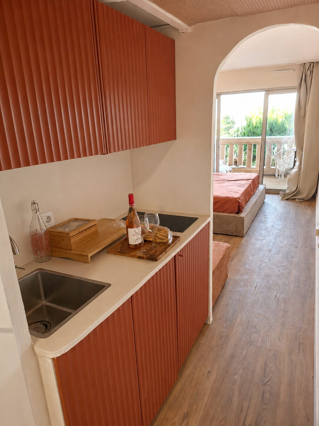 Champagne et planche apéro dressés dans l'appartement Secret d'Orient